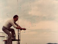 Slavko na strehi  Avgust 1987. Slavko Mihec takrat še YU3UMH, montira UKV anteno na dimnik stanovanjskega bloka na Ljubljanski pri bolnišnici. : Montaža UKV antene