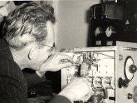 Stanko Vajngerl  Predsednik Radiokluba Maribor Center Stanko Vajngerl pri sestavljanju radijske postaje. Kot prvi podpredsednik in kasnejši večkratni predsednik radiokluba je deloval od 1946-tega leta pa do 17. 1. 1963, ko se je umaknil iz radioamatersva zaradi nesoglasij v radioklubu. Res škoda za radioamaterstvo. Kot mlademu članu radiokluba so se mi te kregarije zdele kot boj za oblast v radioklubu. : Stanko Vajngerl