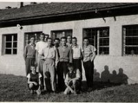 Tečajniki  Pomlad leta 1958, dvorišče Radiokluba Maribor Center na Gregorčičevi 30, tečajniki  A-tečaja radiotehnike (začetniška stopnja), predavatelj Slavko Mihec. : A tečaj radiotehnike