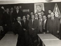 Občni zbor  Leta 1956 v učilnici RK Maribor Center na Gregorčičevi 30, kamor se je radioklub preselil s Koroške ceste. Od leve proti desni: Reberšek Vinko, Porenta Janez, Župevc Milan ( kasnejši znani RTV serviser), Kirbus Franc ( Franček iz skladišča radiokluba), Cizej Dušan ( kasnejši predsednik), Vajngerl Stane ( legendarni predsednik, ki se je zaradi trenj v radioklubu predčasno za vedno umaknil iz radioamaterstva), Ferš Julijan, Flis Jože ( leta 1951 prvi uradni operator na postaji YU3ABC ), Dagosta Vlado, prof. Ostrovška Jože, Klanjšček xxx, Molk Franc, Zupan Franc ( poznan s čarovniškimi nastopi ), Mihec Slavko, Filipčič Jože, Peroci xxx : Občni zbor